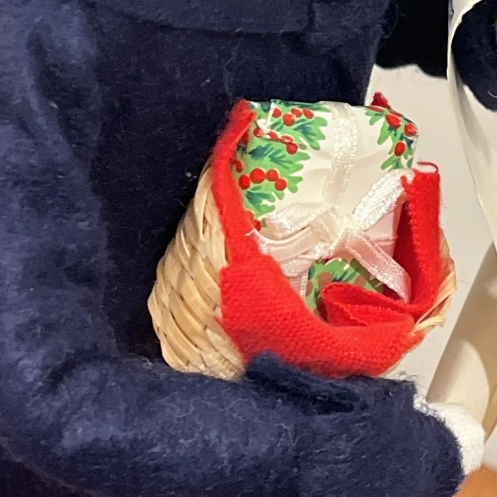 1990 BYERS CHOICE CHRISTMAS CAROLER Black Hair Man Holding Basket With Gifts